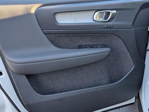 Crystal White Metallic 2024 Volvo XC40 B5 Core