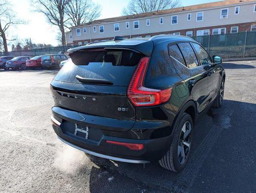 2025 Volvo XC40 B5 Core Bright Theme