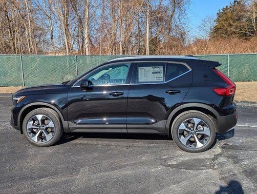 2025 Volvo XC40 B5 Core Bright Theme