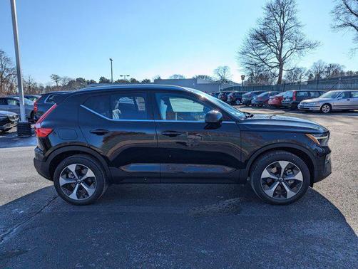 2025 Volvo XC40 B5 Core Bright Theme