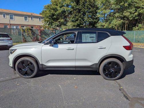2026 Volvo XC40 B5 Ultra Black Edition