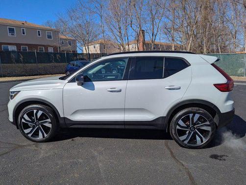 2025 Volvo XC40 B5 Plus Dark Theme