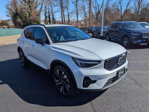 2025 Volvo XC40 B5 Plus Dark Theme