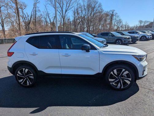 2025 Volvo XC40 B5 Plus Dark Theme