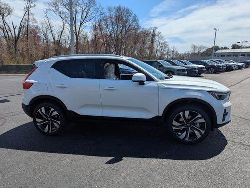 2025 Volvo XC40 B5 Ultra Bright Theme
