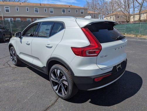 2025 Volvo XC40 B5 Ultra Bright Theme