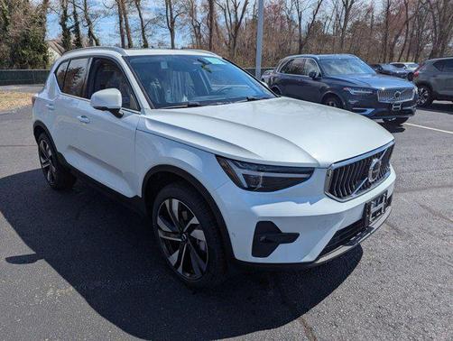 2025 Volvo XC40 B5 Ultra Bright Theme