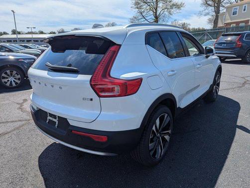 2025 Volvo XC40 B5 Ultra Bright Theme