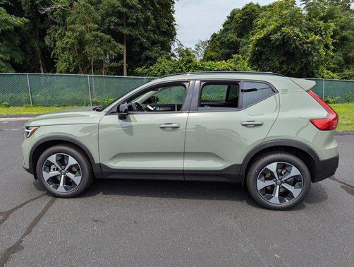 2025 Volvo XC40 B5 Plus Dark Theme