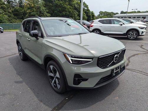 2025 Volvo XC40 B5 Plus Dark Theme