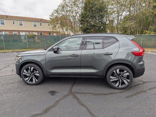 2026 Volvo XC40 B5 Plus