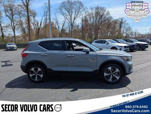 2025 Volvo XC40 Plus Bright Theme