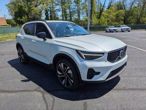 2025 Volvo XC40 B5 Plus Dark Theme