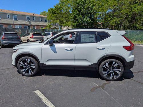 2025 Volvo XC40 B5 Plus Dark Theme