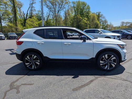 2025 Volvo XC40 B5 Plus Dark Theme