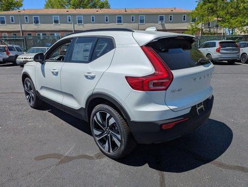 2025 Volvo XC40 B5 Plus Dark Theme