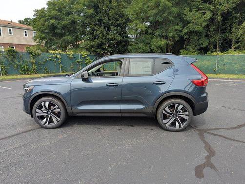 2026 Volvo XC40 B5 Plus