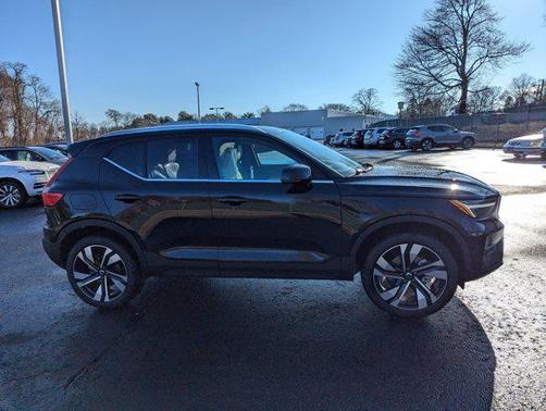 2025 Volvo XC40 B5 Plus Bright Theme