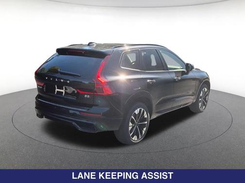 Onyx Black 2027 Volvo XC60 Plus