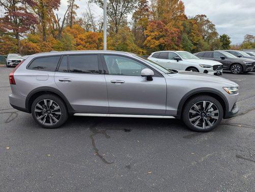 2026 Volvo V60 Cross Country B5 Ultra