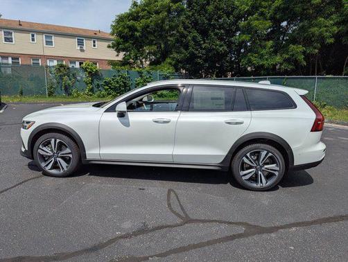 2026 Volvo V60 Cross Country B5 Plus