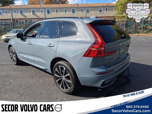 2023 Volvo XC60 Plus Dark Theme