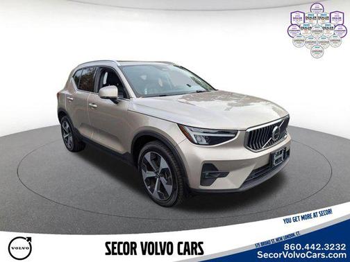 Bright Dusk Metallic 2023 Volvo XC40 Plus Bright Theme