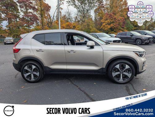 Bright Dusk Metallic 2023 Volvo XC40 Plus Bright Theme