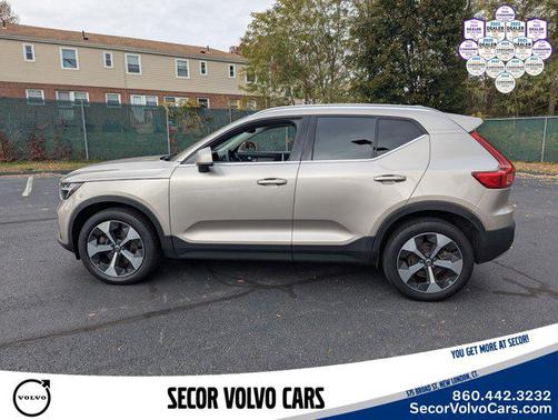 Bright Dusk Metallic 2023 Volvo XC40 Plus Bright Theme