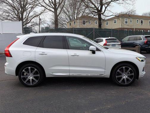 Crystal White Metallic 2021 Volvo XC60 T5 Inscription