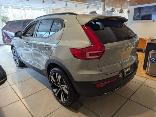 2025 Volvo XC40 B5 Plus Dark Theme
