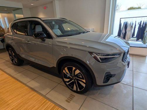 2025 Volvo XC40 B5 Plus Dark Theme