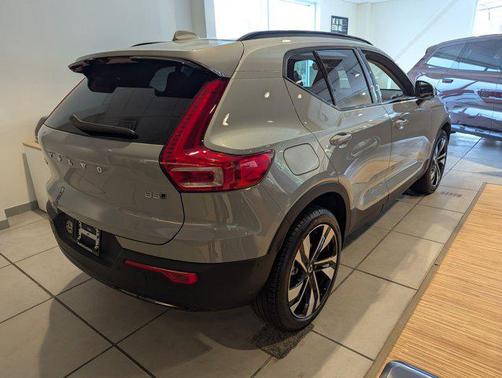 2025 Volvo XC40 B5 Plus Dark Theme