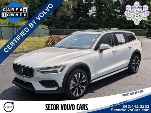 Crystal White Pearl 2025 Volvo V60 Cross Country Ultra