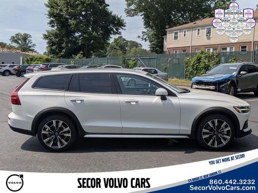 Crystal White Pearl 2025 Volvo V60 Cross Country Ultra