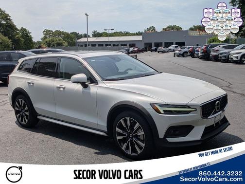 Crystal White Pearl 2025 Volvo V60 Cross Country Ultra