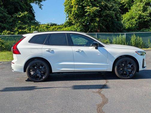 2026 Volvo XC60 B5 Ultra Black Edition