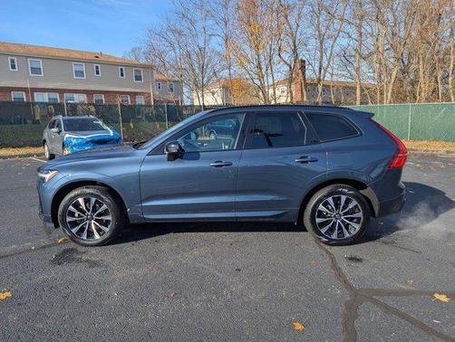 2024 Volvo XC60 Core Dark Theme