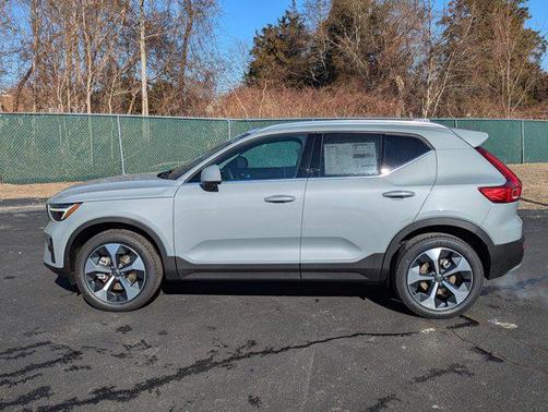2025 Volvo XC40 B5 Core Bright Theme