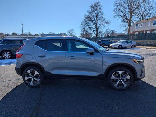 2025 Volvo XC40 B5 Core Bright Theme