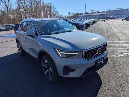 2025 Volvo XC40 B5 Core Bright Theme