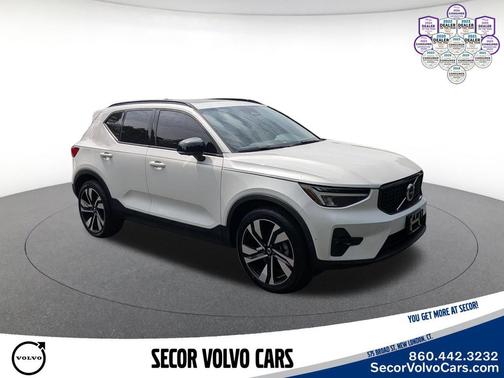 Crystal White Metallic 2024 Volvo XC40 Plus Dark Theme