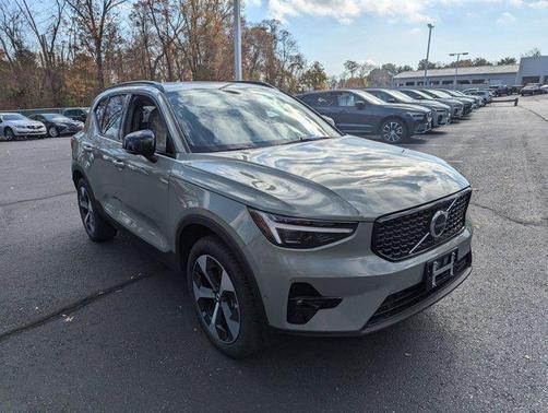 2025 Volvo XC40 B5 Plus Dark Theme
