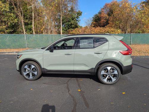 2025 Volvo XC40 B5 Plus Dark Theme