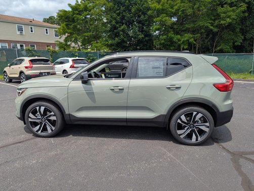 2025 Volvo XC40 B5 Plus Dark Theme