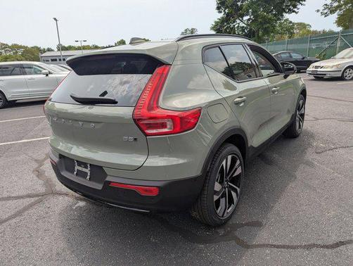 2025 Volvo XC40 B5 Plus Dark Theme