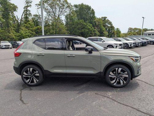 2025 Volvo XC40 B5 Plus Dark Theme