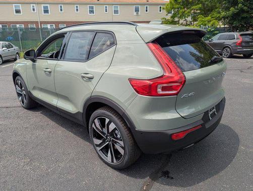 2025 Volvo XC40 B5 Plus Dark Theme