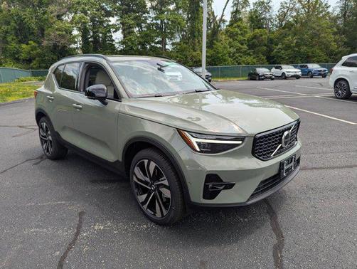 2025 Volvo XC40 B5 Plus Dark Theme