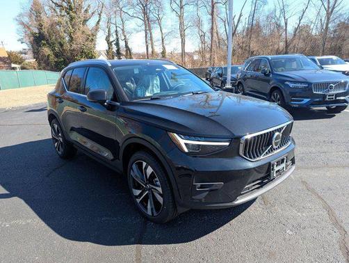 2025 Volvo XC40 B5 Plus Bright Theme